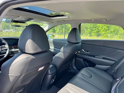 Used 2025 Hyundai Elantra Limited image 23