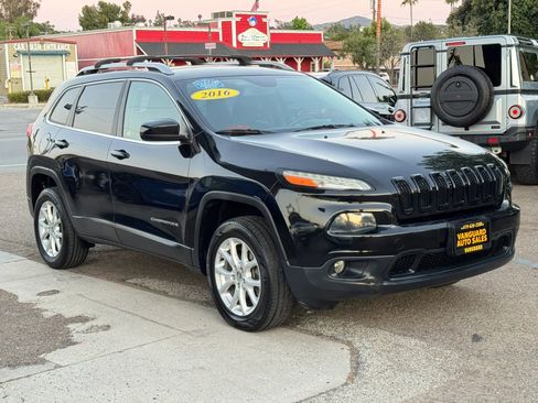 Used 2016 Jeep Cherokee Latitude FWD image 2