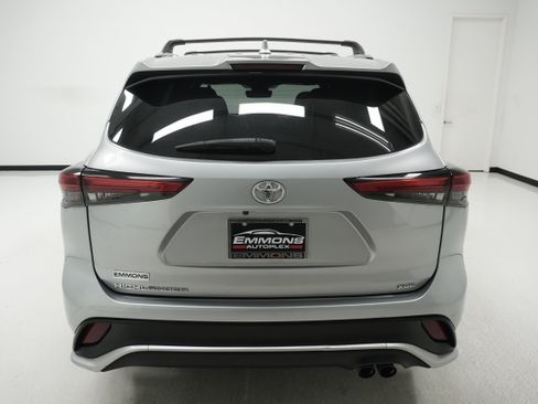 Used 2021 Toyota Highlander XSE FWD image 5