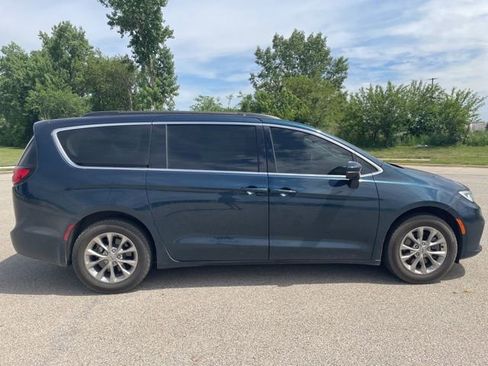 Used 2022 Chrysler Pacifica Touring-L AWD/4WD image 2