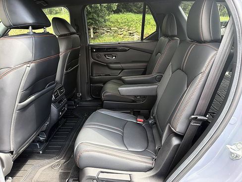 Used 2025 Honda Pilot TrailSport image 12