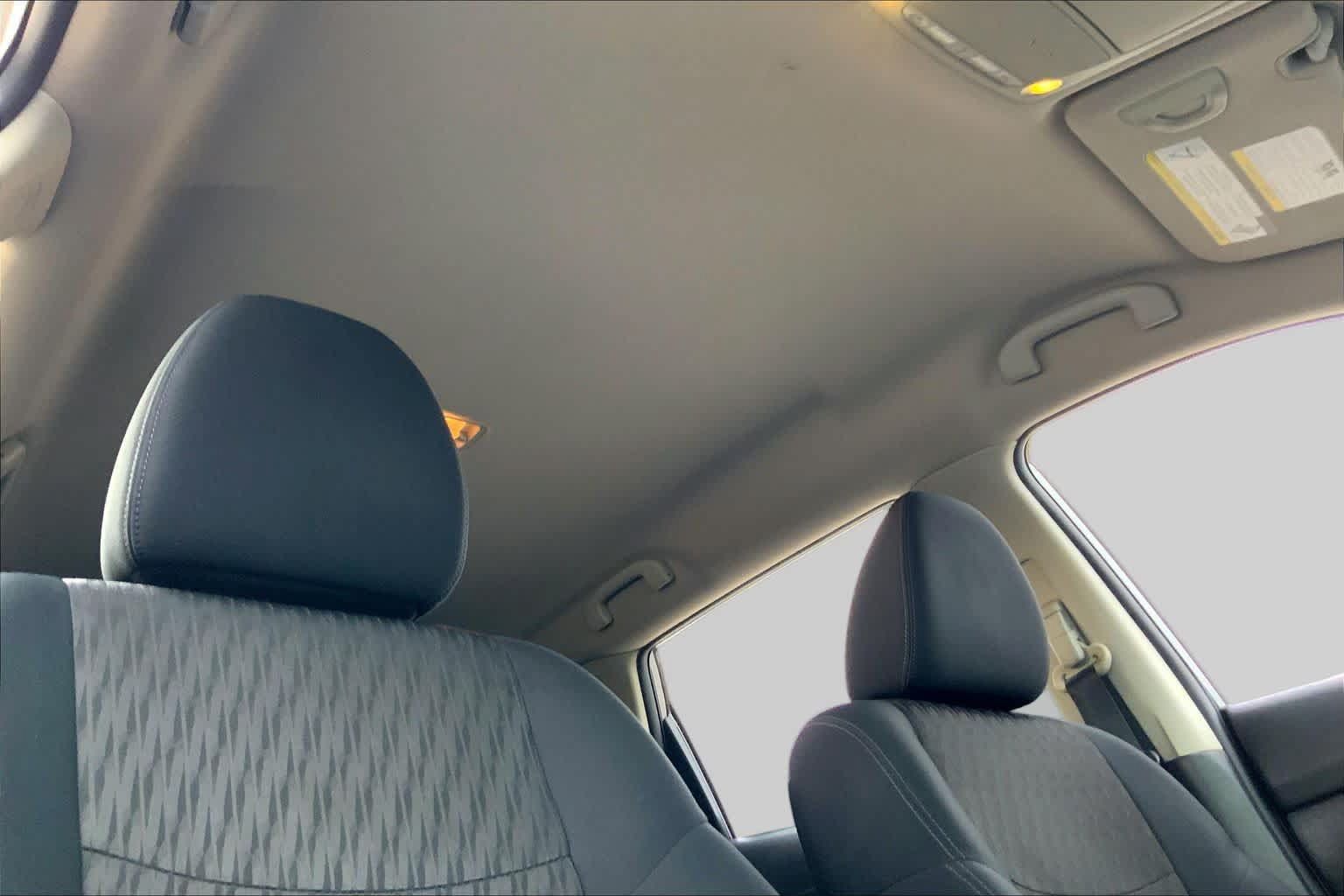 Used 2018 Nissan Rogue SV w/ Premium Package FWD image 14