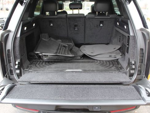 Used 2025 Land Rover Range Rover SE image 25