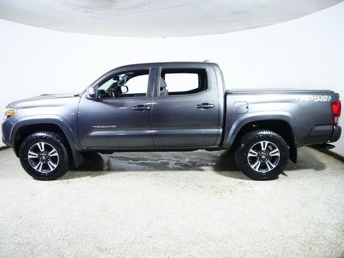 Used 2017 Toyota Tacoma TRD Sport w/ Tow Package (A/T) AWD/4WD image 4