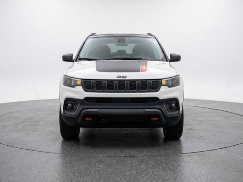 Used 2025 Jeep Compass Trailhawk AWD/4WD image 2