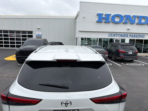 Used 2022 Toyota Highlander XLE FWD image 4