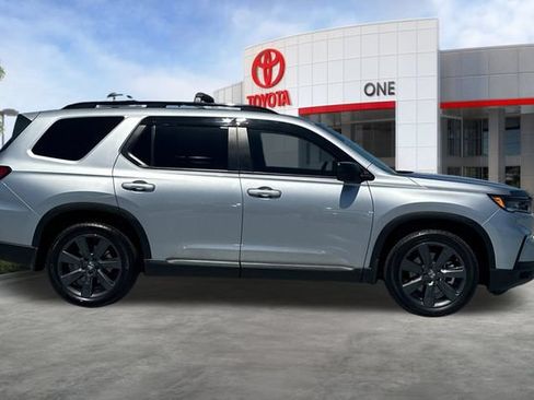 Used 2025 Honda Pilot Sport image 3
