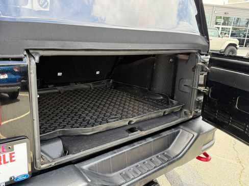 Used 2016 Jeep Wrangler Unlimited Sahara w/ Connectivity Group AWD/4WD image 5