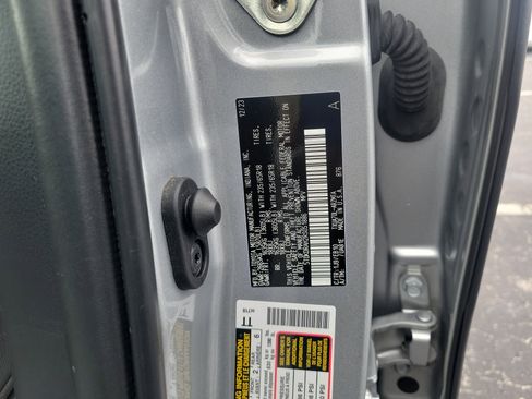 Used 2024 Toyota Highlander XLE FWD image 31