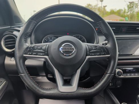 Used 2019 Nissan Kicks SR FWD image 11