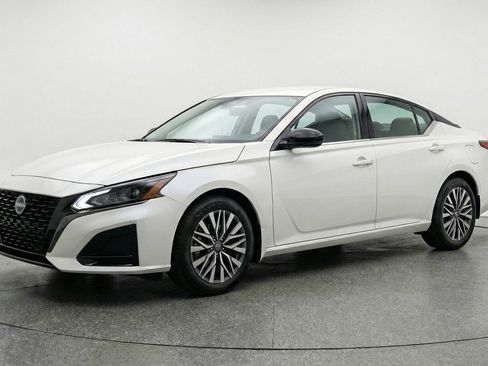 Used 2025 Nissan Altima 2.5 SV FWD image 3