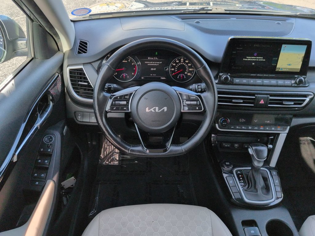 Used 2023 Kia Seltos SX w/ SX Sunroof Package AWD/4WD image 16