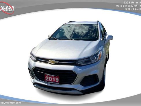 Used 2019 Chevrolet Trax LT FWD image 2