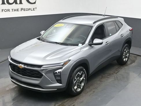 Used 2024 Chevrolet Trax LT w/ LT Convenience Package FWD image 44