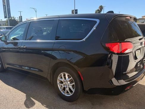 Used 2023 Chrysler Voyager LX FWD image 4