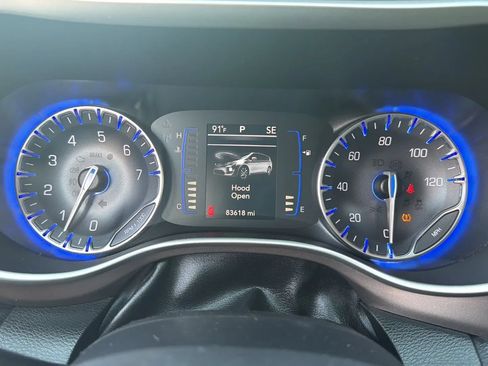 Used 2018 Chrysler Pacifica Touring-L w/ Tire & Wheel Group FWD image 13