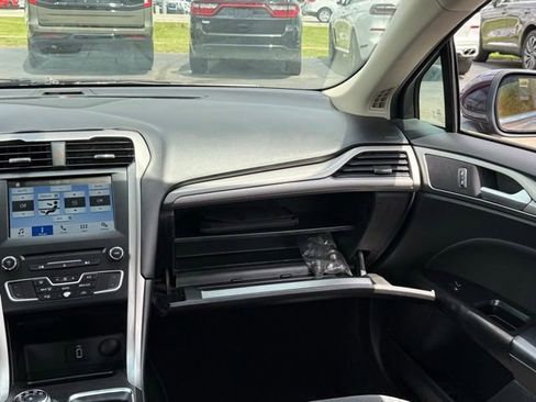 Used 2017 Ford Fusion SE w/ Fusion SE Technology Package FWD image 27