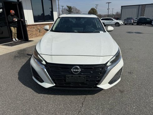 Used 2023 Nissan Altima 2.5 SV w/ SV Premium Package image 10