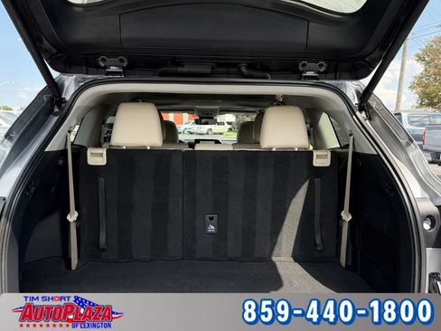 Used 2025 Toyota Highlander XLE AWD/4WD image 36