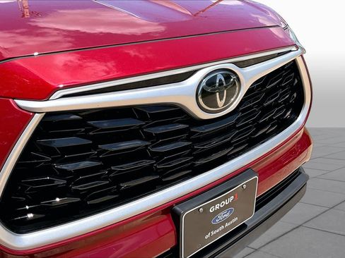 Used 2022 Toyota Highlander XLE FWD image 30