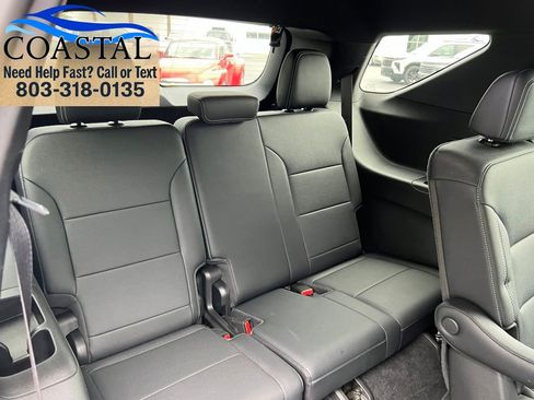 Used 2025 Chevrolet Traverse LT FWD image 16