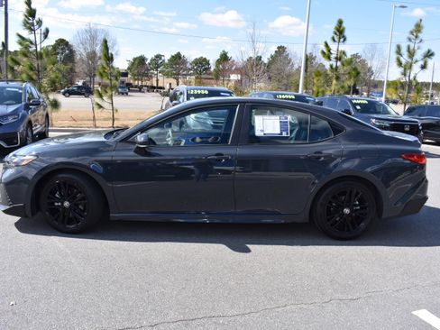 Used 2025 Toyota Camry SE image 6