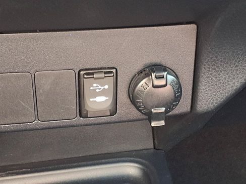 Used 2017 Toyota RAV4 XLE FWD image 21