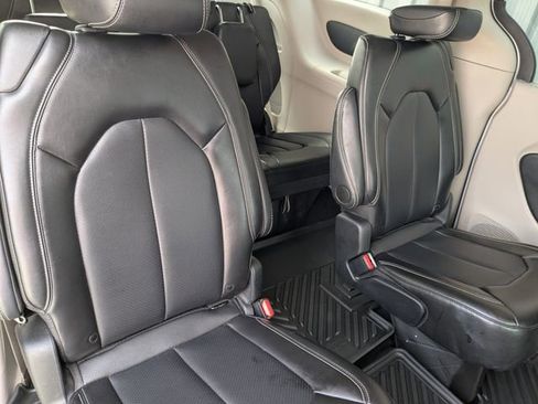 Used 2024 Chrysler Pacifica Touring-L image 31