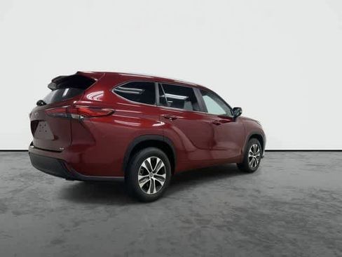 Used 2023 Toyota Highlander XLE image 4