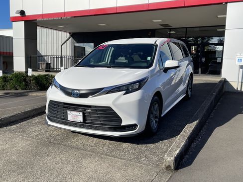 Certified 2024 Toyota Sienna LE AWD/4WD image 3