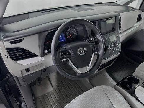 Used 2015 Toyota Sienna LE image 9