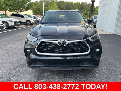 Used 2024 Toyota Highlander XLE AWD/4WD image 37