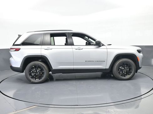 New 2026 Jeep Grand Cherokee Altitude image 7