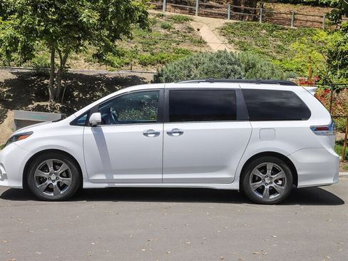 Used 2017 Toyota Sienna SE FWD image 3