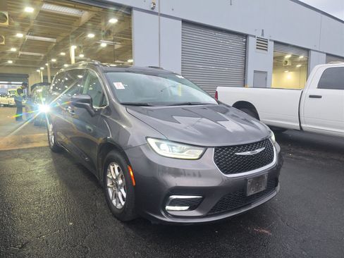 Used 2021 Chrysler Pacifica Touring-L FWD image 1