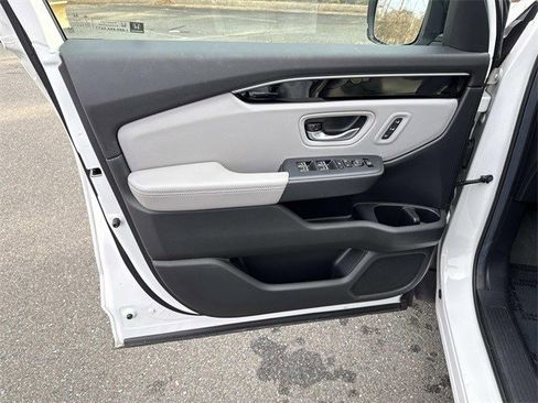 Used 2025 Honda Pilot Touring image 13