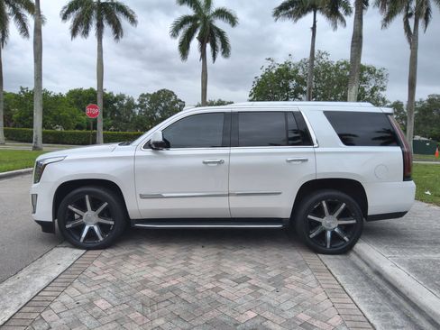 Used 2016 Cadillac Escalade Luxury RWD image 4