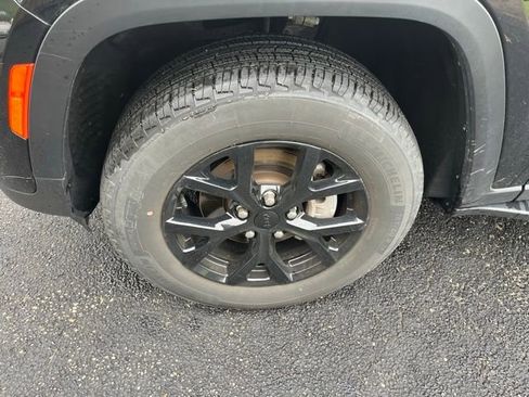 Certified 2024 Jeep Grand Cherokee Altitude AWD/4WD image 9