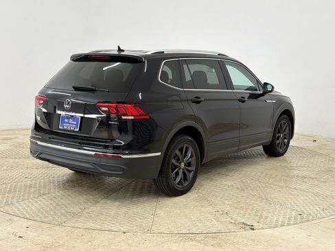 Used 2022 Volkswagen Tiguan SE w/ Panoramic Sunroof Package image 9