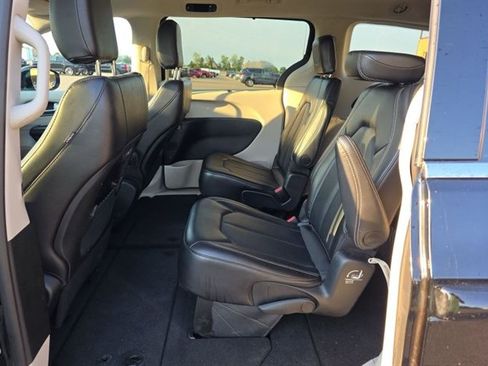 Used 2024 Chrysler Pacifica Touring-L FWD image 13