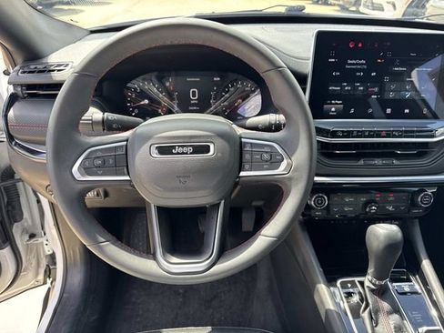 Used 2025 Jeep Compass Trailhawk AWD/4WD image 25