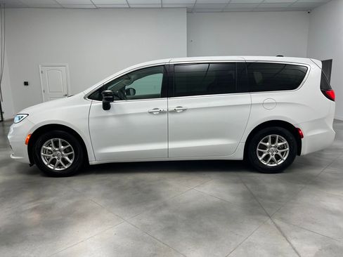 Used 2024 Chrysler Pacifica Touring-L image 4