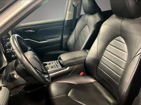 Used 2021 Toyota Highlander XLE AWD/4WD image 21