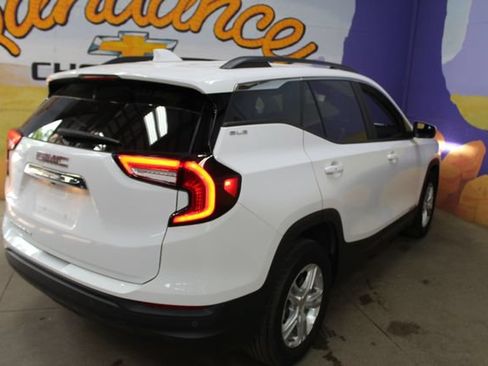 Used 2023 GMC Terrain SLE w/ Driver Convenience Package FWD image 8