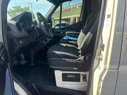 Used 2024 Mercedes-Benz Sprinter 2500 image 3