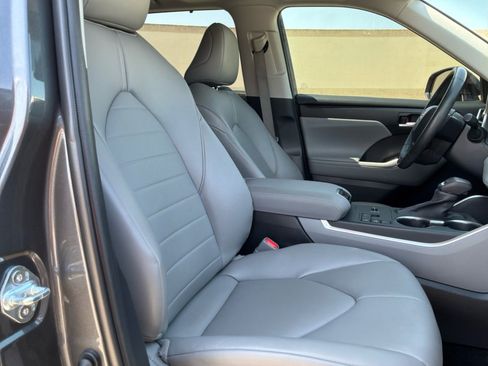Used 2023 Toyota Highlander XLE FWD image 18