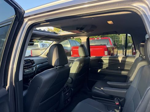 Used 2021 Honda Pilot Touring image 12