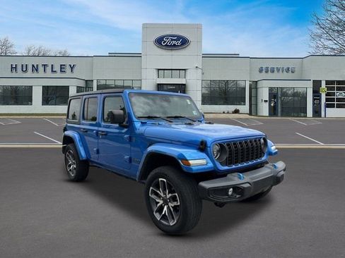 Used 2024 Jeep Wrangler Unlimited w/ Convenience Group AWD/4WD image 3
