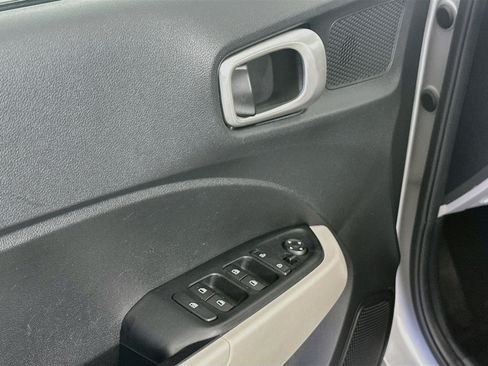 Used 2025 Hyundai Venue SEL FWD image 15