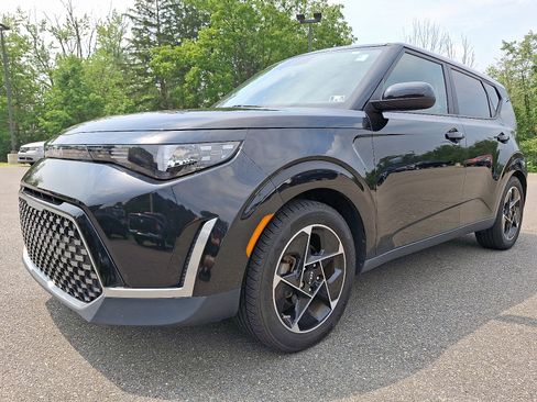 Used 2023 Kia Soul EX image 3